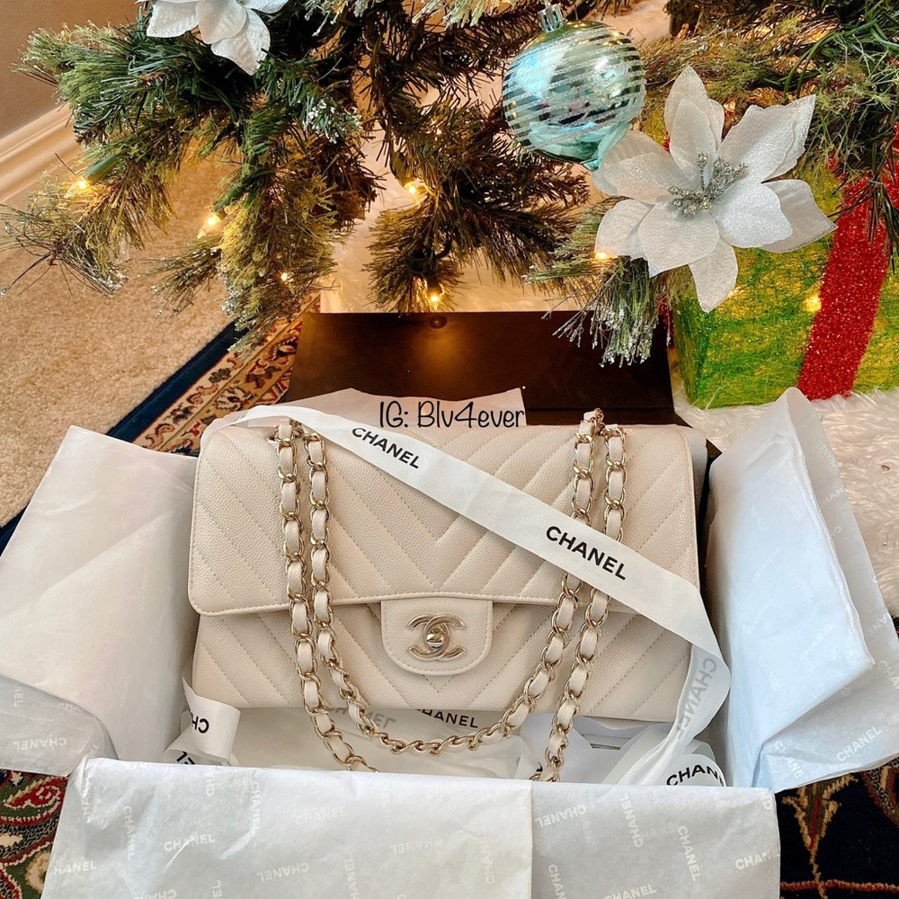 💗SOLD💗Chanel 20B Chevron Ivory M/L Caviar GHW